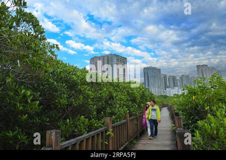 (190426) -- TAIPEH, 26. April 2019 (Xinhua) -- Menschen spazieren entlang des Tamsui-Flusses im Südostchinesischen Taiwan, 25. April 2019. (Xinhua/Zhang Guojun) CHINA-TAMSUI RIVER-LANDSCHAFT (CN) PUBLICATIONxNOTxINxCHN Stockfoto