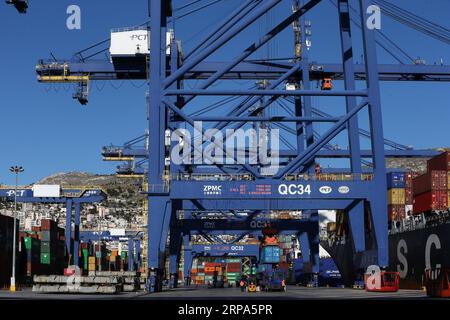 (190426) -- HAFEN von PIRÄUS, 26. April 2019 (Xinhua) -- Foto vom 16. Januar 2019 zeigt das Containerterminal des Hafens von Piräus, Griechenland. Im Jahr 2016 erwarb die chinesische COSCO-SCHIFFFAHRT einen Anteil von 67 Prozent am Hafen von Piräus, der sich dann in Schwierigkeiten befand. In nur zwei Jahren ist die Performance von Piräus in die Höhe geschnellt. Der Containerumschlag ist von 880.000 TEU im Jahr 2010 auf 4,9 Millionen TEU im Jahr 2018 gestiegen und liegt damit an zweiter Stelle unter allen Mittelmeerhäfen. (Xinhua/Marios Lolos) GRIECHENLAND-PIRÄUS HAFENENTWICKLUNG PUBLICATIONxNOTxINxCHN Stockfoto