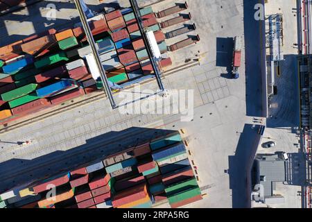 (190426) -- HAFEN von PIRÄUS, 26. April 2019 (Xinhua) -- Luftaufnahme vom 16. Januar 2019 zeigt den Hafen von Piräus, Griechenland. Im Jahr 2016 erwarb die chinesische COSCO-SCHIFFFAHRT einen Anteil von 67 Prozent am Hafen von Piräus, der sich dann in Schwierigkeiten befand. In nur zwei Jahren ist die Performance von Piräus in die Höhe geschnellt. Der Containerumschlag ist von 880.000 TEU im Jahr 2010 auf 4,9 Millionen TEU im Jahr 2018 gestiegen und liegt damit an zweiter Stelle unter allen Mittelmeerhäfen. (Xinhua/Wu Lu) GRIECHENLAND-PIRÄUS HAFENENTWICKLUNG PUBLICATIONxNOTxINxCHN Stockfoto