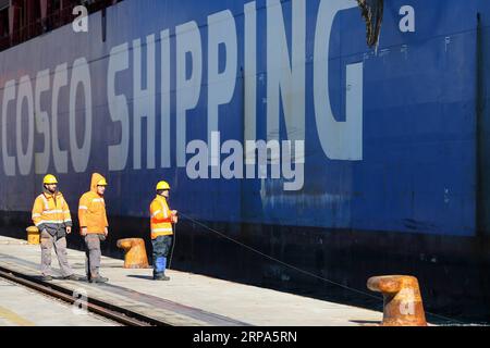 (190426) -- HAFEN von PIRÄUS, 26. April 2019 (Xinhua) -- Mitarbeiter bereiten sich auf die Entladung von Fracht am Containerterminal des Hafens von Piräus, Griechenland, am 16. Januar 2019 vor. Im Jahr 2016 erwarb die chinesische COSCO-SCHIFFFAHRT einen Anteil von 67 Prozent am Hafen von Piräus, der sich dann in Schwierigkeiten befand. In nur zwei Jahren ist die Performance von Piräus in die Höhe geschnellt. Der Containerumschlag ist von 880.000 TEU im Jahr 2010 auf 4,9 Millionen TEU im Jahr 2018 gestiegen und liegt damit an zweiter Stelle unter allen Mittelmeerhäfen. (Xinhua/Marios Lolos) GRIECHENLAND-PIRÄUS HAFENENTWICKLUNG PUBLICATIONxNOTxINxCHN Stockfoto