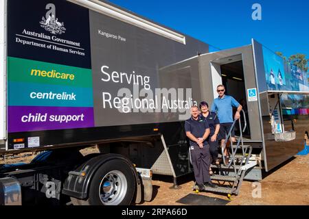 Mobiles Büro und Personal des Australian Department of Human Services, das Regierungsdienste für Menschen im Outback von Queensland in Blackall bereitstellt. Stockfoto