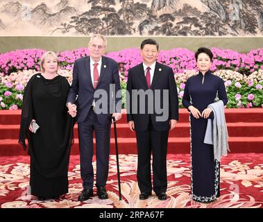 (190426) -- PEKING, 26. April 2019 -- der chinesische Präsident Xi Jinping und seine Frau Peng Liyuan begrüßen den tschechischen Präsidenten Milos Zeman und seine Frau vor einem Bankett zu Ehren der Gäste, die am zweiten Gürtel- und Straßenforum für internationale Zusammenarbeit in Peking, der Hauptstadt Chinas, am 26. April 2019 teilnehmen. ) (BRF)CHINA-BEIJING-BELT AND ROAD FORUM-XI JINPING-BANKETT (CN) XIEXHUANCHI PUBLICATIONXNOTXINXCHN Stockfoto