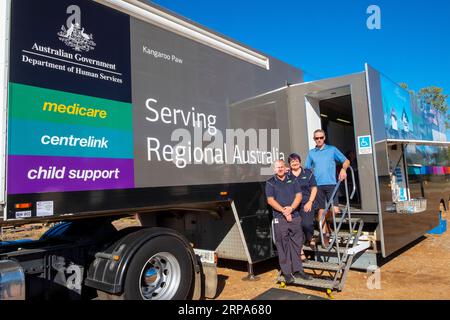 Mobiles Büro und Personal des Australian Department of Human Services, das Regierungsdienste für Menschen im Outback von Queensland in Blackall bereitstellt. Stockfoto