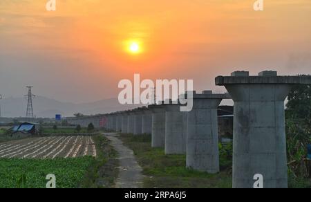 (190427) -- KUNMING, 27. April 2019 (Xinhua) -- die Ganlanba-Brücke der China-Laos-Eisenbahn wird in Jinghong City, Südwestchinas Provinz Yunnan, am 12. April 2019 gebaut. Die China-Laos-Eisenbahn, die Yuxi City in Yunnan mit der laotischen Hauptstadt Vientiane verbindet, soll bis Ende 2021 voll funktionsfähig sein. (Xinhua/Qin Qing) CHINA-LAOS-RAILWAY-CONSTRUCTION (CN) PUBLICATIONxNOTxINxCHN Stockfoto