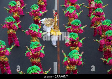 (190427) -- MANILA, 27. April 2019 -- Tänzerinnen treten während der jährlichen Aliwan Fiesta entlang des Roxas Boulevard in Manila, Philippinen, am 27. April 2019 auf. Die Aliwan Fiesta ist der jährliche Sommer-Tanz-Festival-Wettbewerb auf den Philippinen, der volkstümliche und ethnische Darbietungskunst aus dem ganzen Land zeigt. PHILIPPINEN-MANILA-ALIWAN FIESTA ROUELLExUMALI PUBLICATIONxNOTxINxCHN Stockfoto