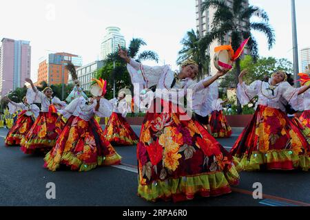 (190427) -- MANILA, 27. April 2019 -- Tänzerinnen treten während der jährlichen Aliwan Fiesta entlang des Roxas Boulevard in Manila, Philippinen, am 27. April 2019 auf. Die Aliwan Fiesta ist der jährliche Sommer-Tanz-Festival-Wettbewerb auf den Philippinen, der volkstümliche und ethnische Darbietungskunst aus dem ganzen Land zeigt. PHILIPPINEN-MANILA-ALIWAN FIESTA ROUELLExUMALI PUBLICATIONxNOTxINxCHN Stockfoto