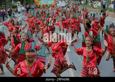 (190427) -- MANILA, 27. April 2019 -- Tänzerinnen treten während der jährlichen Aliwan Fiesta entlang des Roxas Boulevard in Manila, Philippinen, am 27. April 2019 auf. Die Aliwan Fiesta ist der jährliche Sommer-Tanz-Festival-Wettbewerb auf den Philippinen, der volkstümliche und ethnische Darbietungskunst aus dem ganzen Land zeigt. PHILIPPINEN-MANILA-ALIWAN FIESTA ROUELLExUMALI PUBLICATIONxNOTxINxCHN Stockfoto