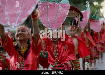 (190427) -- MANILA, 27. April 2019 -- Tänzerinnen treten während der jährlichen Aliwan Fiesta entlang des Roxas Boulevard in Manila, Philippinen, am 27. April 2019 auf. Die Aliwan Fiesta ist der jährliche Sommer-Tanz-Festival-Wettbewerb auf den Philippinen, der volkstümliche und ethnische Darbietungskunst aus dem ganzen Land zeigt. PHILIPPINEN-MANILA-ALIWAN FIESTA ROUELLExUMALI PUBLICATIONxNOTxINxCHN Stockfoto