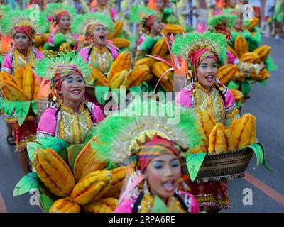 (190427) -- MANILA, 27. April 2019 -- Tänzerinnen treten während der jährlichen Aliwan Fiesta entlang des Roxas Boulevard in Manila, Philippinen, am 27. April 2019 auf. Die Aliwan Fiesta ist der jährliche Sommer-Tanz-Festival-Wettbewerb auf den Philippinen, der volkstümliche und ethnische Darbietungskunst aus dem ganzen Land zeigt. PHILIPPINEN-MANILA-ALIWAN FIESTA ROUELLExUMALI PUBLICATIONxNOTxINxCHN Stockfoto