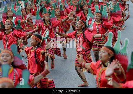 (190427) -- MANILA, 27. April 2019 -- Tänzerinnen treten während der jährlichen Aliwan Fiesta entlang des Roxas Boulevard in Manila, Philippinen, am 27. April 2019 auf. Die Aliwan Fiesta ist der jährliche Sommer-Tanz-Festival-Wettbewerb auf den Philippinen, der volkstümliche und ethnische Darbietungskunst aus dem ganzen Land zeigt. PHILIPPINEN-MANILA-ALIWAN FIESTA ROUELLExUMALI PUBLICATIONxNOTxINxCHN Stockfoto