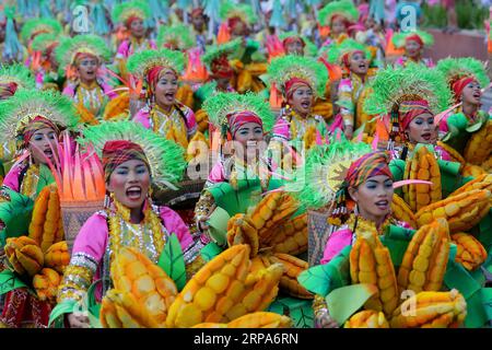 (190427) -- MANILA, 27. April 2019 -- Tänzerinnen treten während der jährlichen Aliwan Fiesta entlang des Roxas Boulevard in Manila, Philippinen, am 27. April 2019 auf. Die Aliwan Fiesta ist der jährliche Sommer-Tanz-Festival-Wettbewerb auf den Philippinen, der volkstümliche und ethnische Darbietungskunst aus dem ganzen Land zeigt. PHILIPPINEN-MANILA-ALIWAN FIESTA ROUELLExUMALI PUBLICATIONxNOTxINxCHN Stockfoto