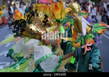 (190427) -- MANILA, 27. April 2019 -- Tänzerinnen treten während der jährlichen Aliwan Fiesta entlang des Roxas Boulevard in Manila, Philippinen, am 27. April 2019 auf. Die Aliwan Fiesta ist der jährliche Sommer-Tanz-Festival-Wettbewerb auf den Philippinen, der volkstümliche und ethnische Darbietungskunst aus dem ganzen Land zeigt. PHILIPPINEN-MANILA-ALIWAN FIESTA ROUELLExUMALI PUBLICATIONxNOTxINxCHN Stockfoto