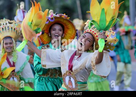 (190427) -- MANILA, 27. April 2019 -- Tänzerinnen treten während der jährlichen Aliwan Fiesta entlang des Roxas Boulevard in Manila, Philippinen, am 27. April 2019 auf. Die Aliwan Fiesta ist der jährliche Sommer-Tanz-Festival-Wettbewerb auf den Philippinen, der volkstümliche und ethnische Darbietungskunst aus dem ganzen Land zeigt. PHILIPPINEN-MANILA-ALIWAN FIESTA ROUELLExUMALI PUBLICATIONxNOTxINxCHN Stockfoto