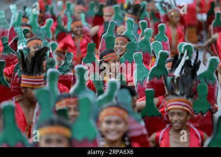 (190427) -- MANILA, 27. April 2019 -- Tänzerinnen treten während der jährlichen Aliwan Fiesta entlang des Roxas Boulevard in Manila, Philippinen, am 27. April 2019 auf. Die Aliwan Fiesta ist der jährliche Sommer-Tanz-Festival-Wettbewerb auf den Philippinen, der volkstümliche und ethnische Darbietungskunst aus dem ganzen Land zeigt. PHILIPPINEN-MANILA-ALIWAN FIESTA ROUELLExUMALI PUBLICATIONxNOTxINxCHN Stockfoto