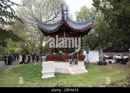 (190427) -- STRATFORD-UPON-AVON, 27. April 2019 -- People take rest in the Peony Pavilion at the Firs Garden of Stratford-upon-Avon, Großbritannien, 26. April 2019. ZU DIESEM Feature: Chinese Peony Pavilion wows hometown of Shakespeare ) BRITAIN-STRATFORD-UPON-AVON-CHINESE PEONY PAVILION RayxTang PUBLICATIONxNOTxINxCHN Stockfoto