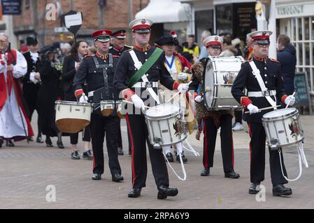 (190427) -- STRATFORD UPON AVON, 27. April 2019 -- Bandmitglieder nehmen an William Shakespeares 455th Birthday Celebration Parade in Stratford-upon-Avon, Großbritannien, 27. April 2019 Teil. ) BRITANNIEN-STRATFORD-UPON-AVON-WILLIAM SHAKESPEARE-GEBURTSTAGSFEIERN RAYXTANG PUBLICATIONXNOTXINXCHN Stockfoto