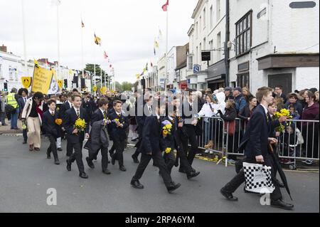 (190427) -- STRATFORD UPON AVON, 27. April 2019 -- Studenten nehmen an William Shakespeares 455. Geburtstagsparade in Stratford-upon-Avon, Großbritannien, 27. April 2019, Teil. ) BRITANNIEN-STRATFORD-UPON-AVON-WILLIAM SHAKESPEARE-GEBURTSTAGSFEIERN RAYXTANG PUBLICATIONXNOTXINXCHN Stockfoto