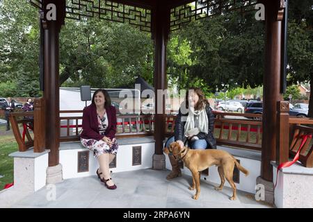 (190427) -- STRATFORD-UPON-AVON, 27. April 2019 -- People take rest in the Peony Pavilion at the Firs Garden of Stratford-upon-Avon, Großbritannien, 26. April 2019. ZU DIESEM Feature: Chinese Peony Pavilion wows hometown of Shakespeare ) BRITAIN-STRATFORD-UPON-AVON-CHINESE PEONY PAVILION RayxTang PUBLICATIONxNOTxINxCHN Stockfoto