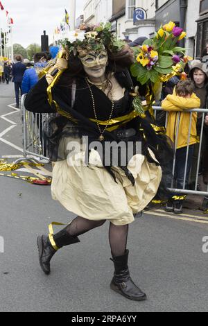 (190427) -- STRATFORD UPON AVON, 27. April 2019 -- Eine Frau nimmt an William Shakespeares 455. Geburtstagsparade in Stratford-upon-Avon, Großbritannien, 27. April 2019 Teil. ) BRITANNIEN-STRATFORD-UPON-AVON-WILLIAM SHAKESPEARE-GEBURTSTAGSFEIERN RAYXTANG PUBLICATIONXNOTXINXCHN Stockfoto