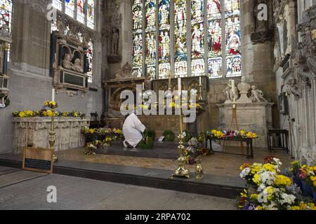 (190427) -- STRATFORD UPON AVON, 27. April 2019 -- Ein Mitglied der Holy Trinity Church arrangiert Blumen auf William Shakespeares Grab in Stratford-upon-Avon, Großbritannien, 27. April 2019, der 455. Geburtstag von William Shakespeare. ) BRITANNIEN-STRATFORD-UPON-AVON-WILLIAM SHAKESPEARE-GEBURTSTAGSFEIERN RAYXTANG PUBLICATIONXNOTXINXCHN Stockfoto