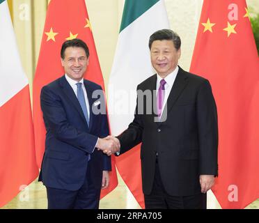 (190427) -- PEKING, 27. April 2019 -- der chinesische Präsident Xi Jinping (R) trifft sich mit dem italienischen Premierminister Giuseppe Conte in der Großen Halle des Volkes in Peking, der Hauptstadt Chinas, am 27. April 2019. ) (BRF)CHINA-BEIJING-XI JINPING-ITALIAN PM-MEETING (CN) HUANGXJINGWEN PUBLICATIONXNOTXINXCHN Stockfoto