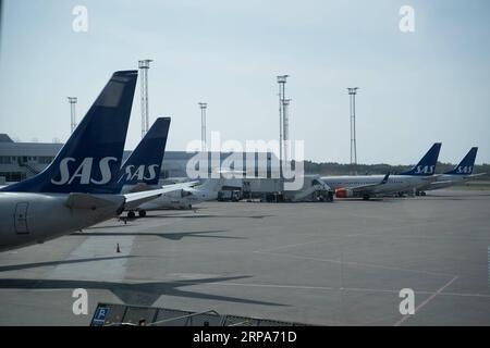 190427 -- STOCKHOLM, 27. April 2019 Xinhua -- Flugzeuge der Scandinavian Airlines SAS warten am Arlanda Airport, Stockholm, Schweden, 27. April 2019. Insgesamt 1.409 Scandinavian Airlines SAS-Piloten aus Schweden, Norwegen und Dänemark streikten am Freitagmorgen, was dazu führte, dass bisher 673 Abflüge storniert wurden und mehr als 70.000 Passagiere betroffen waren, berichtete Swedish News SVT. SAS warnt davor, dass der anhaltende Streik weitere 100.000 Passagiere am Wochenende betreffen könnte. Xinhua/Wei Xuechao SWEDEN-STOCKHOLM-SAS-STRIKE PUBLICATIONxNOTxINxCHN Stockfoto