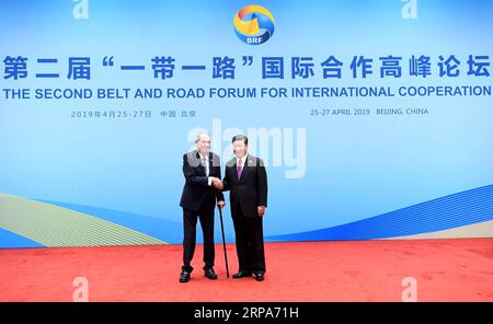 190427 -- PEKING, 27. April 2019 -- der chinesische Präsident Xi Jinping gibt dem tschechischen Präsidenten Milos Zeman die Hand, während er ausländische Führer und Leiter internationaler Organisationen begrüßt, die an dem runden Tisch der Staats- und Regierungschefs des Zweiten Gürtel- und Straßenforums für internationale Zusammenarbeit im Yanqi Lake International Convention Center in Peking, der Hauptstadt Chinas, am 27. April 2019 teilnehmen. BRFCHINA-BEIJING-BELT UND ROAD FORUM-XI JINPING-LEADERS RUNDTISCHGESPRÄCH CN RAOXAIMIN PUBLICATIONXNOTXINXCHN Stockfoto