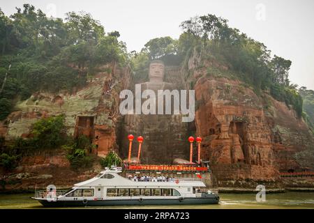 (190427) -- CHENGDU, 27. April 2019 (Xinhua) -- Touristen sehen die Statue des Leshan-Riesen-Buddha in Leshan City, Südwestchinas Provinz Sichuan, 26. April 2019. Der riesige Buddha in der südwestchinesischen Provinz Sichuan wurde am Freitag nach einer sechsmonatigen Untersuchung als Teil der Forschung für seinen Reparaturplan wieder für Touristen geöffnet. Die Statue, 71 Meter hoch und vermutlich der größte Buddha der Welt, befindet sich außerhalb der Stadt Leshan. Es hat Risse und Schäden an Brust und Bauch, laut dem Management Committee der Leshan Buddha Scenic Area. (Xinhua/Zhang Chaoqun) CHINA-SICHUAN-LESHAN-G Stockfoto