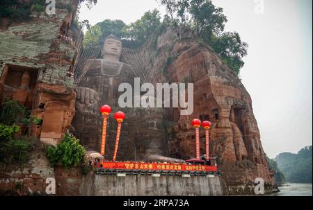 (190427) -- CHENGDU, 27. April 2019 (Xinhua) -- Touristen sehen die Statue des Leshan-Riesen-Buddha in Leshan City, Südwestchinas Provinz Sichuan, 26. April 2019. Der riesige Buddha in der südwestchinesischen Provinz Sichuan wurde am Freitag nach einer sechsmonatigen Untersuchung als Teil der Forschung für seinen Reparaturplan wieder für Touristen geöffnet. Die Statue, 71 Meter hoch und vermutlich der größte Buddha der Welt, befindet sich außerhalb der Stadt Leshan. Es hat Risse und Schäden an Brust und Bauch, laut dem Management Committee der Leshan Buddha Scenic Area. (Xinhua/Zhang Chaoqun) CHINA-SICHUAN-LESHAN-G Stockfoto