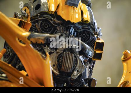 (190427) -- WARSCHAU, 27. April 2019 -- Eine Metallfigur, die von einer Figur aus Transformers inspiriert wurde, wird am 27. April 2019 in der Galerie der Stahlfiguren im Palast der Kultur und Wissenschaft in Warschau, Polen, gesehen. Die Galerie der Stahlfiguren präsentiert Skulpturen, die von berühmten Figuren und Entwürfen aus recycelten Metallgegenständen aus einem der bekanntesten Schrottplätze Polens inspiriert sind. ) POLEN-WARSCHAU-STAHLFIGUREN GALERIE JaapxArriens PUBLICATIONxNOTxINxCHN Stockfoto
