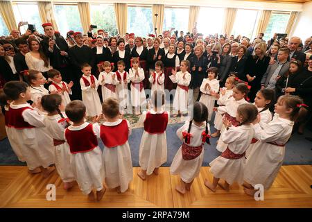 (190428) -- ZAGREB, 28. April 2019 -- Gäste sehen sich eine Vorstellung am Tag der offenen Tür des Präsidentenbüros in Zagreb, Kroatien, am 27. April 2019 an. Das Thema der Veranstaltung war Kroatisch – meine Sprache als Unterstützung für Menschen, die Kroatisch als ihre zweite Sprache verwenden. ) KROATIEN-ZAGREB-PRÄSIDENTENBÜRO-TAG DER OFFENEN TÜR GORANXSTANZL PUBLICATIONXNOTXINXCHN Stockfoto