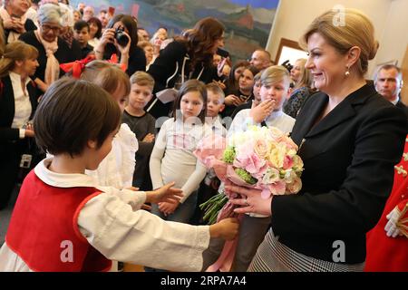 (190428) -- ZAGREB, 28. April 2019 -- der kroatische Präsident Kolinda Grabar-Kitarovic (R) interagiert während des Open Day of Presidential Office in Zagreb, Kroatien, am 27. April 2019 mit Kindern. Das Thema der Veranstaltung war Kroatisch – meine Sprache als Unterstützung für Menschen, die Kroatisch als ihre zweite Sprache verwenden. ) KROATIEN-ZAGREB-PRÄSIDENTENBÜRO-TAG DER OFFENEN TÜR GORANXSTANZL PUBLICATIONXNOTXINXCHN Stockfoto