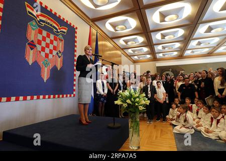 (190428) -- ZAGREB, 28. April 2019 -- der kroatische Präsident Kolinda Grabar-Kitarovic spricht während des Open Day of Presidential Office in Zagreb, Kroatien, 27. April 2019. Das Thema der Veranstaltung war Kroatisch – meine Sprache als Unterstützung für Menschen, die Kroatisch als ihre zweite Sprache verwenden. ) KROATIEN-ZAGREB-PRÄSIDENTENBÜRO-TAG DER OFFENEN TÜR GORANXSTANZL PUBLICATIONXNOTXINXCHN Stockfoto