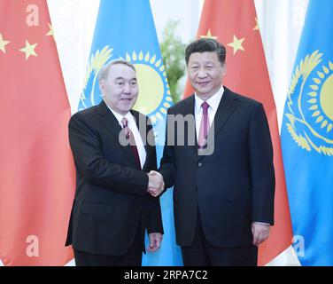 (190428) -- PEKING, 28. April 2019 -- der chinesische Präsident Xi Jinping (R) trifft sich mit dem ersten Präsidenten Kasachstans Nursultan Nasarbajew in der Großen Halle des Volkes in Peking, der Hauptstadt Chinas, am 28. April 2019. ) CHINA-PEKING-XI JINPING-ERSTER PRÄSIDENT KASACHSTANS-TREFFEN (CN) LIXXUEREN PUBLICATIONXNOTXINXCHN Stockfoto