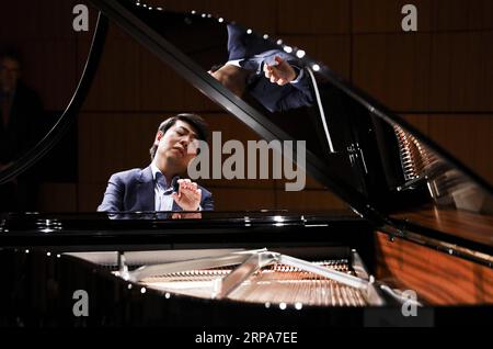 (190428) -- PEKING, 28. April 2019 (Xinhua) -- der Pianist lang spielt Stücke seines neuen Albums Piano Book während einer Pressekonferenz in New York, USA, 9. April 2019. (Xinhua/Wang Ying) Porträts vom April 2019 PUBLICATIONxNOTxINxCHN Stockfoto