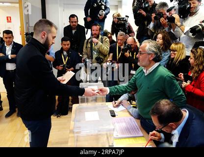 (190428) -- MADRID, 28. April 2019 (Xinhua) -- Ein Mann gibt seine Stimme in einer Wahllokale in Madrid, Spanien, am 28. April 2019. Die spanischen Wahllokale wurden am Sonntag um 09:00 Uhr Ortszeit (0700 GTM) für die dritte Parlamentswahl in vier Jahren eröffnet. Fast 37 Millionen Wähler sind aufgerufen, ihre Stimme in über 23.000 Wahllokalen in Tausenden von Gemeinden in ganz Spanien abzugeben. (Xinhua/Guo Qiuda) SPANIEN-MADRID-GENERAL ELECTION PUBLICATIONxNOTxINxCHN Stockfoto