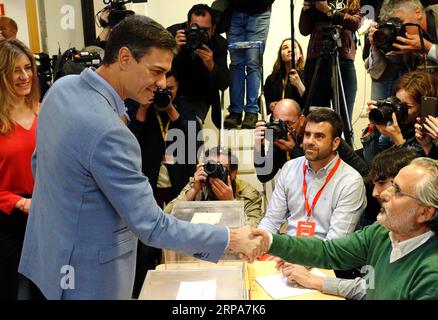 (190428) -- MADRID, 28. April 2019 (Xinhua) -- der spanische Premierminister Pedro Sanchez (L) schüttelt nach seiner Stimmabgabe in einem Wahllokal in Madrid, Spanien, am 28. April 2019 die Hand an einen Wahlhelfer. Die spanischen Wahllokale wurden am Sonntag um 09:00 Uhr Ortszeit (0700 GTM) für die dritte Parlamentswahl in vier Jahren eröffnet. Fast 37 Millionen Wähler sind aufgerufen, ihre Stimme in über 23.000 Wahllokalen in Tausenden von Gemeinden in ganz Spanien abzugeben. (Xinhua/Guo Qiuda) SPANIEN-MADRID-GENERAL ELECTION PUBLICATIONxNOTxINxCHN Stockfoto