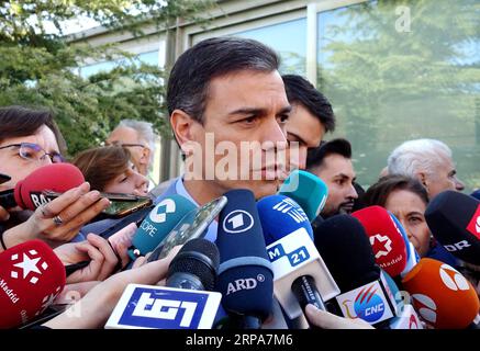 (190428) -- MADRID, 28. April 2019 (Xinhua) -- der spanische Premierminister Pedro Sanchez (C) spricht vor den Medien, nachdem er am 28. April 2019 in einer Wahllokale in Madrid, Spanien, seine Stimme abgegeben hat. Die spanischen Wahllokale wurden am Sonntag um 09:00 Uhr Ortszeit (0700 GTM) für die dritte Parlamentswahl in vier Jahren eröffnet. Fast 37 Millionen Wähler sind aufgerufen, ihre Stimme in über 23.000 Wahllokalen in Tausenden von Gemeinden in ganz Spanien abzugeben. (Xinhua/Guo Qiuda) SPANIEN-MADRID-GENERAL ELECTION PUBLICATIONxNOTxINxCHN Stockfoto