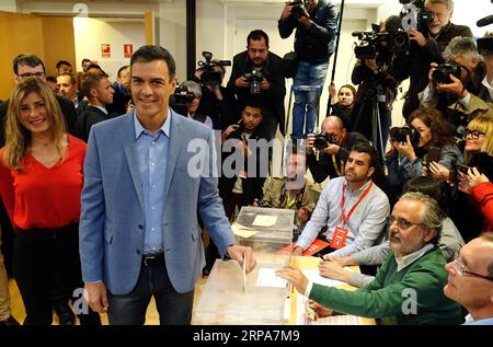 (190428) -- MADRID, 28. April 2019 (Xinhua) -- der spanische Premierminister Pedro Sanchez (2. L, Front) gibt am 28. April 2019 in Madrid, Spanien, seine Stimme ab. Die spanischen Wahllokale wurden am Sonntag um 09:00 Uhr Ortszeit (0700 GTM) für die dritte Parlamentswahl in vier Jahren eröffnet. Fast 37 Millionen Wähler sind aufgerufen, ihre Stimme in über 23.000 Wahllokalen in Tausenden von Gemeinden in ganz Spanien abzugeben. (Xinhua/Guo Qiuda) SPANIEN-MADRID-GENERAL ELECTION PUBLICATIONxNOTxINxCHN Stockfoto