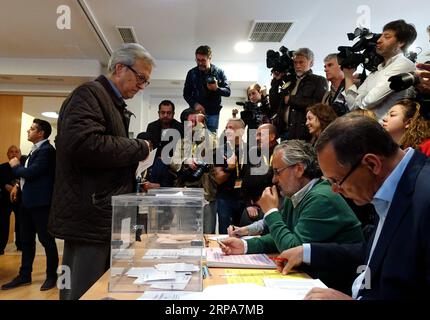 (190428) -- MADRID, 28. April 2019 (Xinhua) -- Ein Mann gibt seine Stimme in einer Wahllokale in Madrid, Spanien, am 28. April 2019. Die spanischen Wahllokale wurden am Sonntag um 09:00 Uhr Ortszeit (0700 GTM) für die dritte Parlamentswahl in vier Jahren eröffnet. Fast 37 Millionen Wähler sind aufgerufen, ihre Stimme in über 23.000 Wahllokalen in Tausenden von Gemeinden in ganz Spanien abzugeben. (Xinhua/Guo Qiuda) SPANIEN-MADRID-GENERAL ELECTION PUBLICATIONxNOTxINxCHN Stockfoto