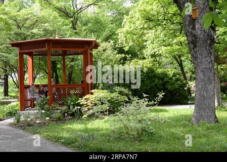 (190428) -- ZAGREB, 28. April 2019 (Xinhua) -- Menschen ruhen sich im Botanischen Garten in der Innenstadt von Zagreb, Hauptstadt Kroatiens, am 24. April 2019 aus. Der 1889 gegründete Botanische Garten in Zagreb mit einer Gesamtfläche von etwa fünf Hektar ist kostenlos für die Öffentlichkeit zugänglich und empfängt mehr als 100.000 Besuche pro Jahr. (Xinhua/Gao Lei) KROATIEN-ZAGREB-BOTANISCHER GARTEN PUBLICATIONxNOTxINxCHN Stockfoto