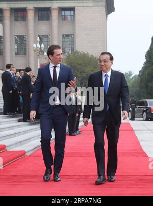 (190428) -- PEKING, 28. April 2019 -- der chinesische Premierminister Li Keqiang (R) hält eine Begrüßungszeremonie für den österreichischen Bundeskanzler Sebastian kurz im Vorfeld ihrer Gespräche in Peking, der Hauptstadt Chinas, am 28. April 2019 ab. ) CHINA-PEKING-LI KEQIANG-AUSTRIAN CHANCELLOR-TALKS (CN) LIUXWEIBING PUBLICATIONXNOTXINXCHN Stockfoto