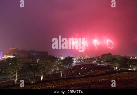 (190428) -- PEKING, 28. April 2019 -- Foto aufgenommen am 28. April 2019 zeigt Feuerwerk bei der Eröffnungszeremonie der Internationalen Gartenbauausstellung 2019 Peking im Bezirk Yanqing von Peking, der Hauptstadt Chinas. ) (EXPO 2019)CHINA-PEKING-GARTENBAU EXPO-OPENING (CN) JUXHUANZONG PUBLICATIONXNOTXINXCHN Stockfoto