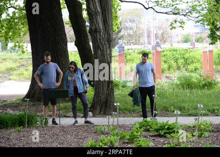 (190428) -- ZAGREB, 28. April 2019 (Xinhua) -- Menschen sehen Pflanzen im Botanischen Garten in der Innenstadt von Zagreb, Hauptstadt von Kroatien, 24. April 2019. Der 1889 gegründete Botanische Garten in Zagreb mit einer Gesamtfläche von etwa fünf Hektar ist kostenlos für die Öffentlichkeit zugänglich und empfängt mehr als 100.000 Besuche pro Jahr. (Xinhua/Gao Lei) KROATIEN-ZAGREB-BOTANISCHER GARTEN PUBLICATIONxNOTxINxCHN Stockfoto