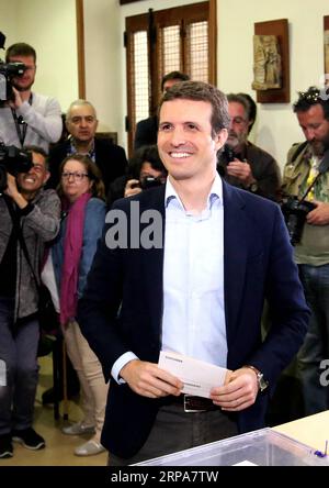 (190428) -- MADRID, 28. April 2019 (Xinhua) -- Pablo Casado, Vorsitzender der Volkspartei, bereitet sich darauf vor, am 28. April 2019 in einer Wahllokale in Madrid, Spanien, seine Stimme abzugeben. Die spanischen Wahllokale wurden am Sonntag um 09:00 Uhr Ortszeit (0700 GTM) für die dritte Parlamentswahl in vier Jahren eröffnet. Fast 37 Millionen Wähler sind aufgerufen, ihre Stimme in über 23.000 Wahllokalen in Tausenden von Gemeinden in ganz Spanien abzugeben. (Xinhua/Edward F. Peters) SPANIEN-MADRID-GENERAL ELECTION PUBLICATIONxNOTxINxCHN Stockfoto