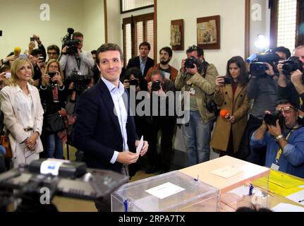 (190428) -- MADRID, 28. April 2019 (Xinhua) -- Pablo Casado, Vorsitzender der Volkspartei, bereitet sich darauf vor, am 28. April 2019 in einer Wahllokale in Madrid, Spanien, seine Stimme abzugeben. Die spanischen Wahllokale wurden am Sonntag um 09:00 Uhr Ortszeit (0700 GTM) für die dritte Parlamentswahl in vier Jahren eröffnet. Fast 37 Millionen Wähler sind aufgerufen, ihre Stimme in über 23.000 Wahllokalen in Tausenden von Gemeinden in ganz Spanien abzugeben. (Xinhua/Edward F. Peters) SPANIEN-MADRID-GENERAL ELECTION PUBLICATIONxNOTxINxCHN Stockfoto