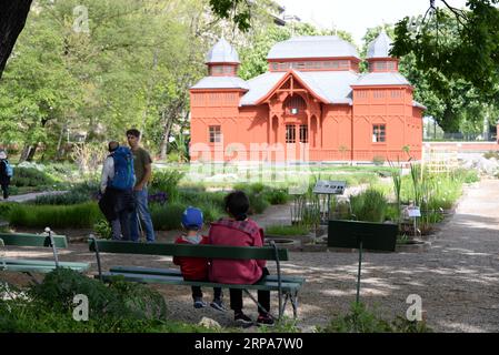 (190428) -- ZAGREB, 28. April 2019 (Xinhua) -- Menschen werden im Botanischen Garten in der Innenstadt von Zagreb, Hauptstadt Kroatiens, am 24. April 2019 gesehen. Der 1889 gegründete Botanische Garten in Zagreb mit einer Gesamtfläche von etwa fünf Hektar ist kostenlos für die Öffentlichkeit zugänglich und empfängt mehr als 100.000 Besuche pro Jahr. (Xinhua/Gao Lei) KROATIEN-ZAGREB-BOTANISCHER GARTEN PUBLICATIONxNOTxINxCHN Stockfoto