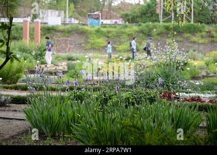 (190428) -- ZAGREB, 28. April 2019 (Xinhua) -- Menschen sehen Pflanzen im Botanischen Garten in der Innenstadt von Zagreb, Hauptstadt von Kroatien, 24. April 2019. Der 1889 gegründete Botanische Garten in Zagreb mit einer Gesamtfläche von etwa fünf Hektar ist kostenlos für die Öffentlichkeit zugänglich und empfängt mehr als 100.000 Besuche pro Jahr. (Xinhua/Gao Lei) KROATIEN-ZAGREB-BOTANISCHER GARTEN PUBLICATIONxNOTxINxCHN Stockfoto