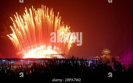 (190428) -- PEKING, 28. April 2019 -- Foto aufgenommen am 28. April 2019 zeigt Feuerwerk bei der Eröffnungszeremonie der Internationalen Gartenbauausstellung 2019 Peking im Bezirk Yanqing von Peking, der Hauptstadt Chinas. ) (EXPO 2019)CHINA-PEKING-GARTENBAU EXPO-OPENING (CN) WANGXYUGUO PUBLICATIONXNOTXINXCHN Stockfoto