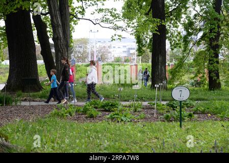 (190428) -- ZAGREB, 28. April 2019 (Xinhua) -- Menschen spazieren im Botanischen Garten in der Innenstadt von Zagreb, Hauptstadt von Kroatien, 24. April 2019. Der 1889 gegründete Botanische Garten in Zagreb mit einer Gesamtfläche von etwa fünf Hektar ist kostenlos für die Öffentlichkeit zugänglich und empfängt mehr als 100.000 Besuche pro Jahr. (Xinhua/Gao Lei) KROATIEN-ZAGREB-BOTANISCHER GARTEN PUBLICATIONxNOTxINxCHN Stockfoto
